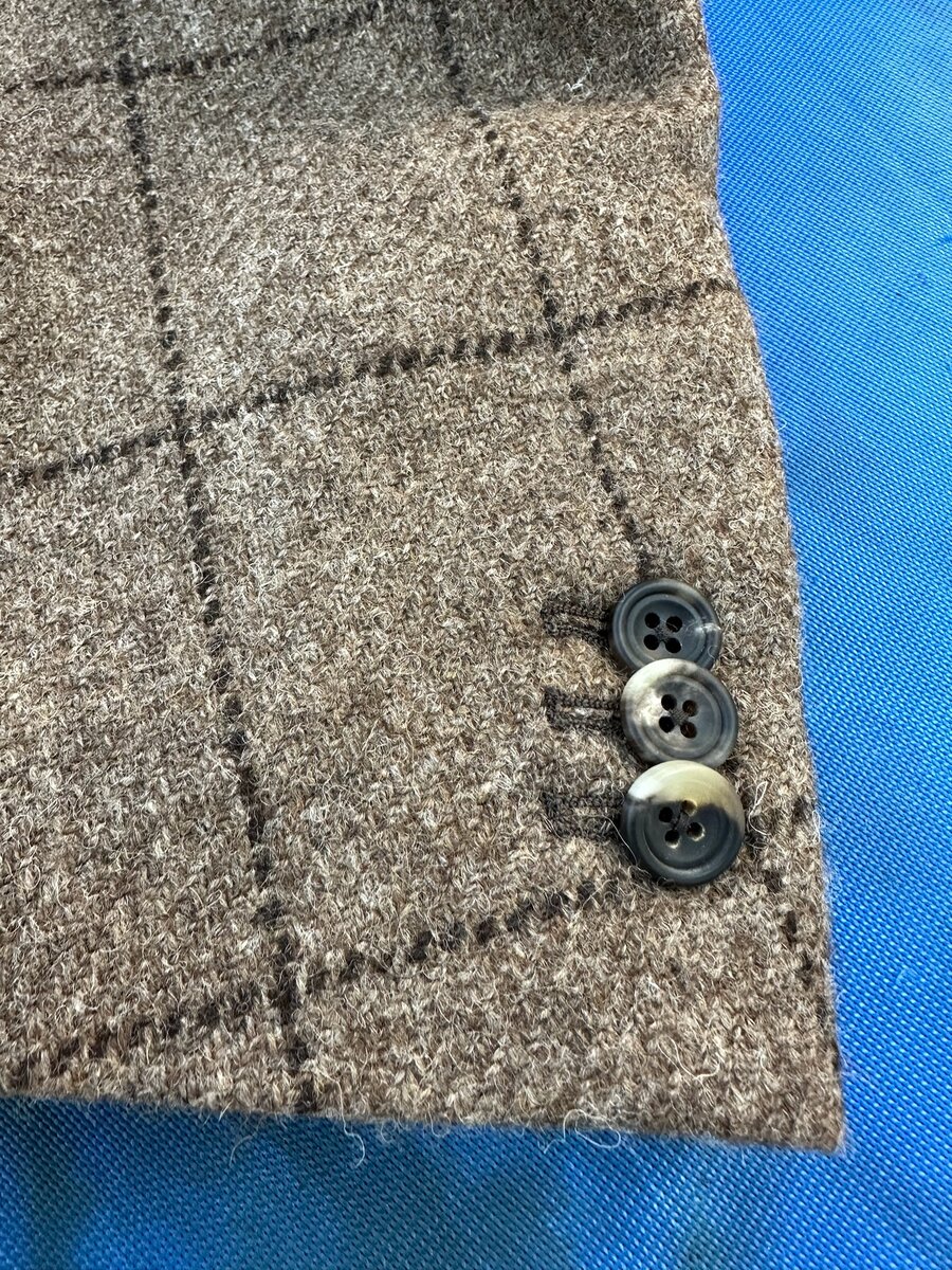Finished mother-of-pearl buttons on tweed